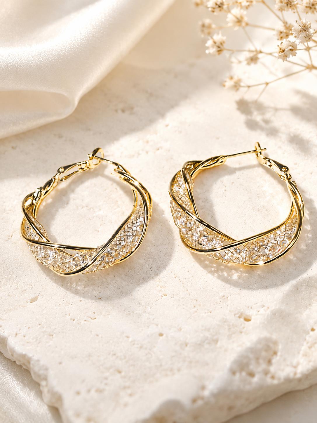 Aretes SUY Aros Dorados Medianos con Diseño Torcido Entrelazado y Malla de Piedras Brillantes, Pendientes de Aro Calados Llamativos para Mujer, Joyería Elegante para Fiestas, Citas y Ocasiones Especiales