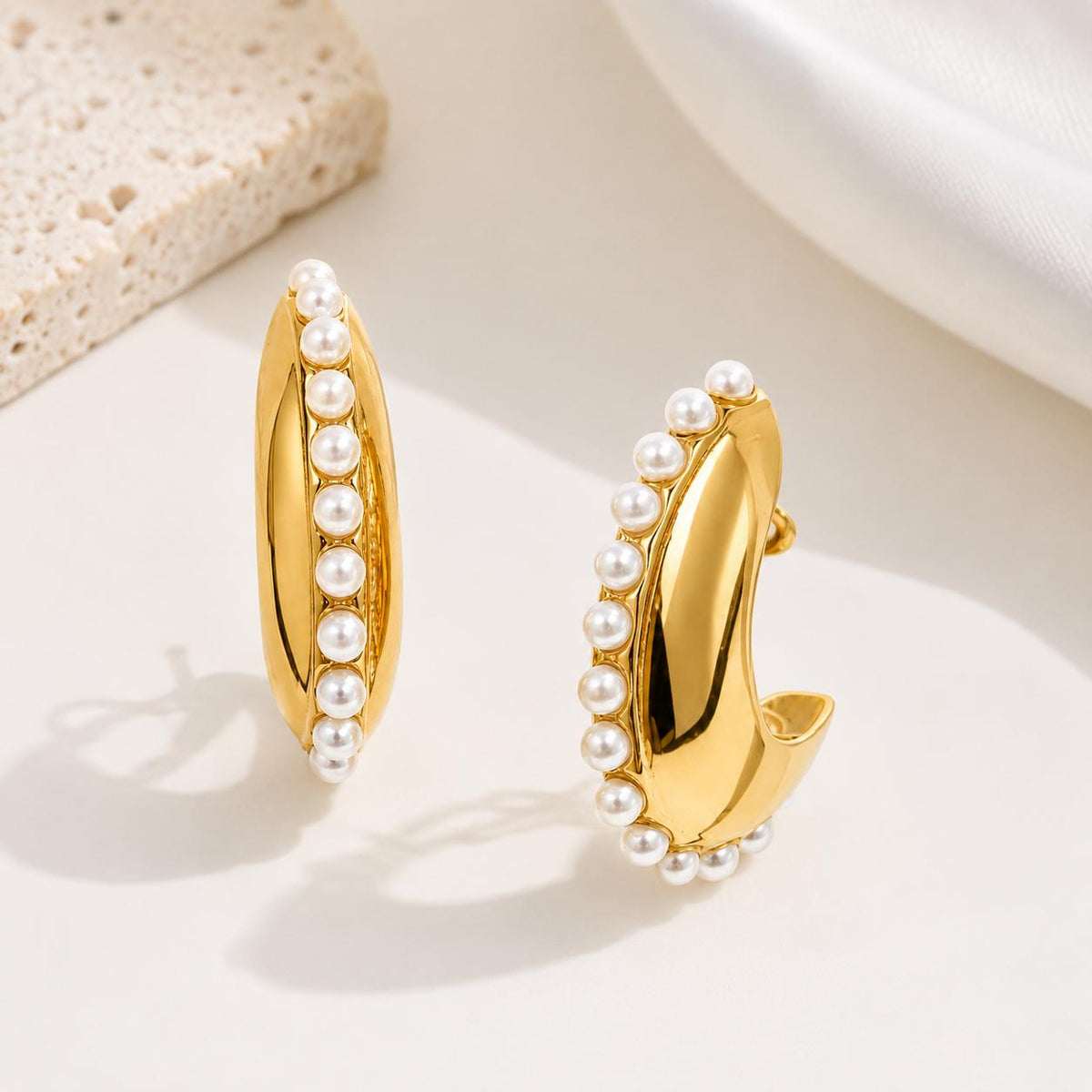 Pendientes tipo aro C dorados con perlas, diseño elegante de joyería para mujer SUY