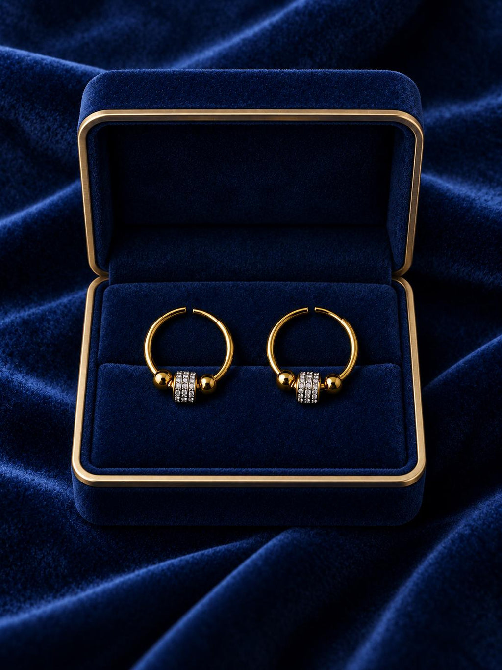 Arracadas doradas con esferas y detalle central brillante para mujer