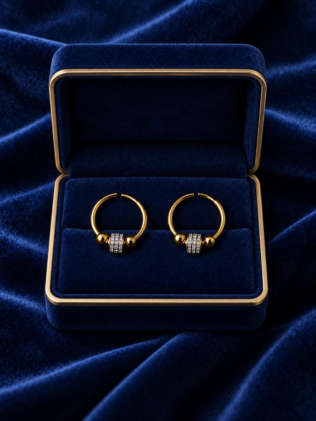 Arracadas doradas con esferas y detalle central brillante para mujer