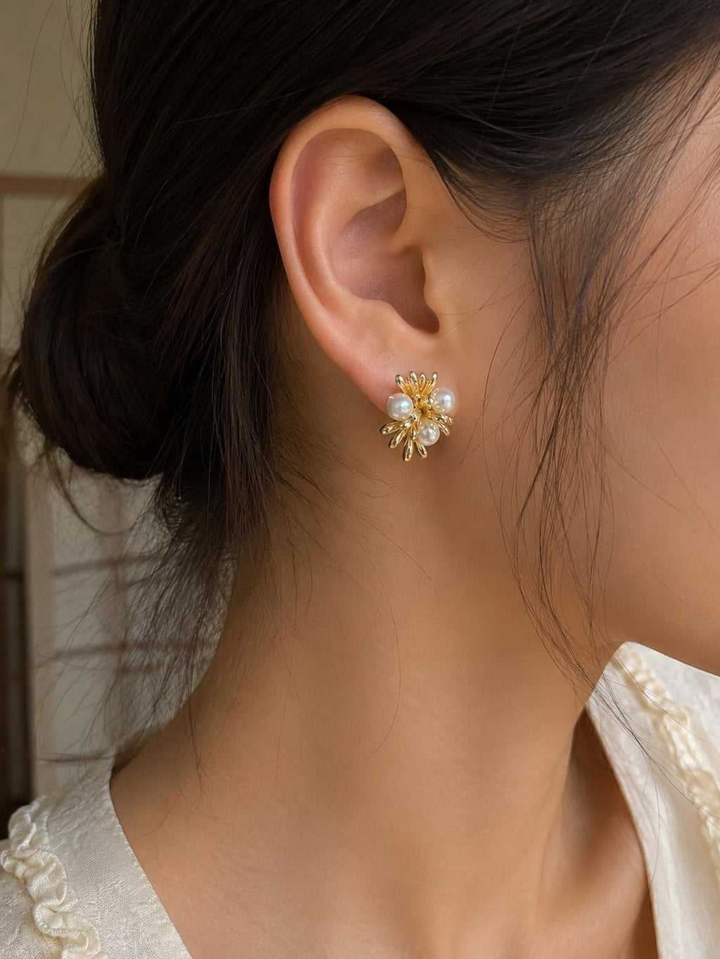 Aretes flor de perla diseño abstracto dorado, joyería elegante para mujer SUY
