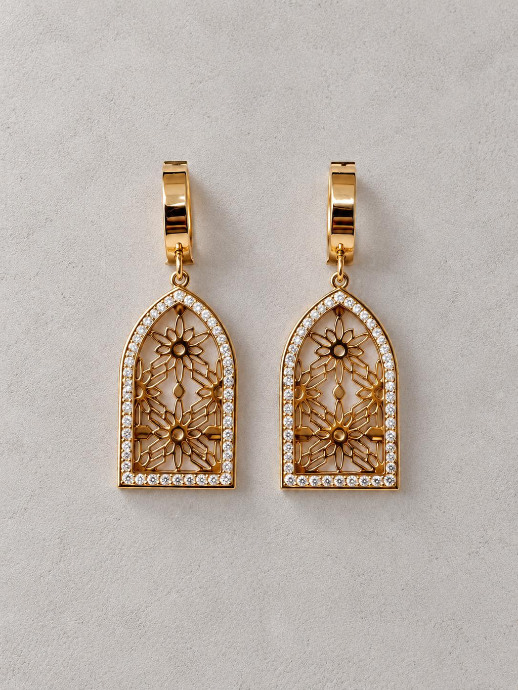 Aretes largos dorados con diseño floral calado y detalles brillantes para mujer
