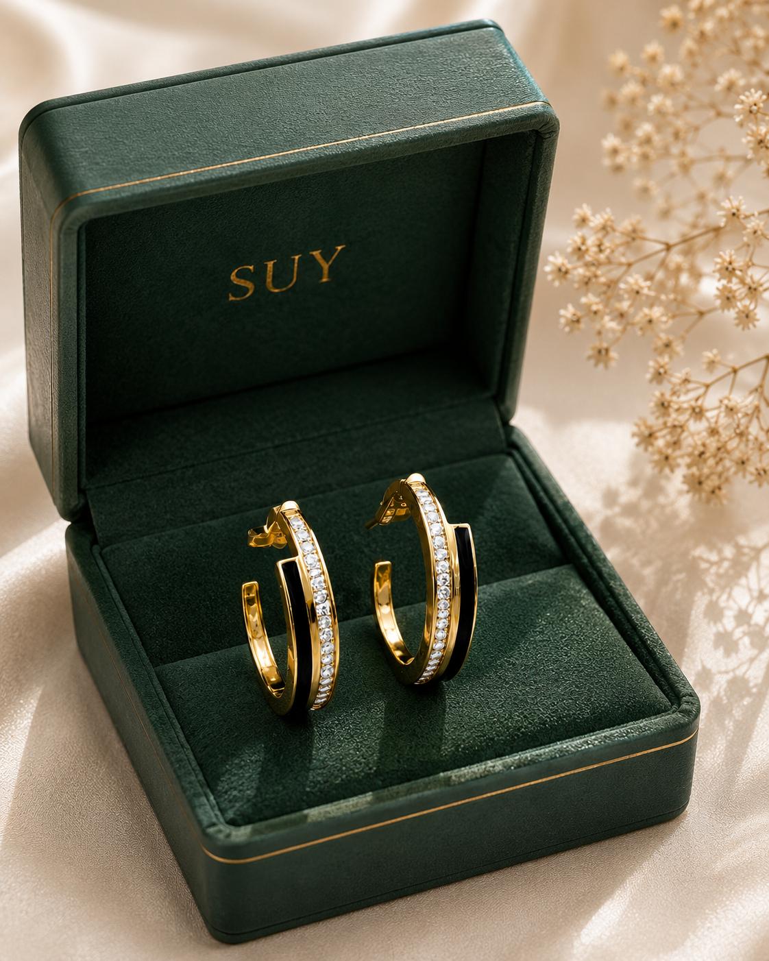 Aretes SUY Aros Medios Dorados con Esmalte Negro y Piedras Brillantes